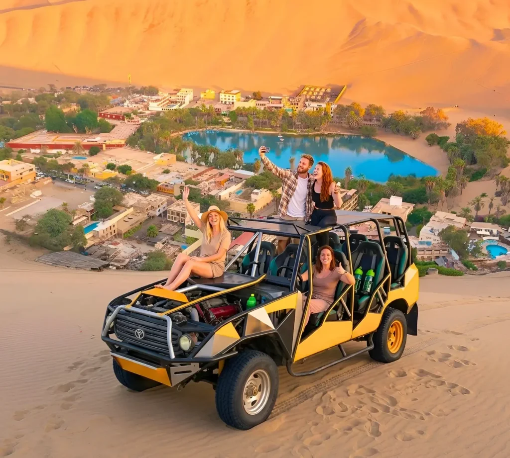 Turistas en buggy sobre las dunas con el oasis de Huacachina al fondo, tour desde Lima